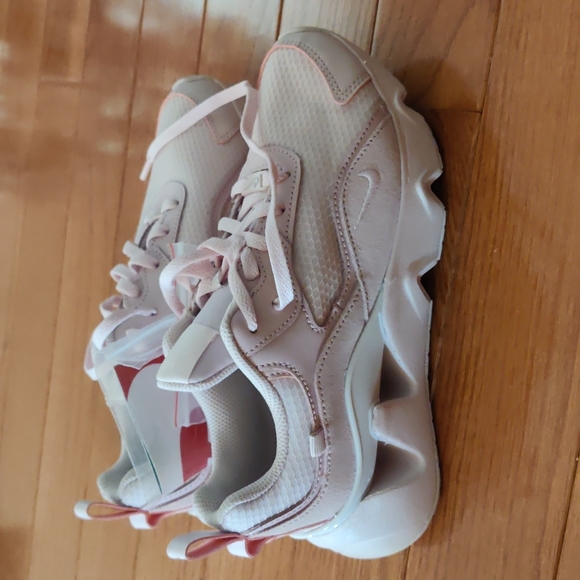 Gorgeous Nike women sneakers - Picture 8 of 13